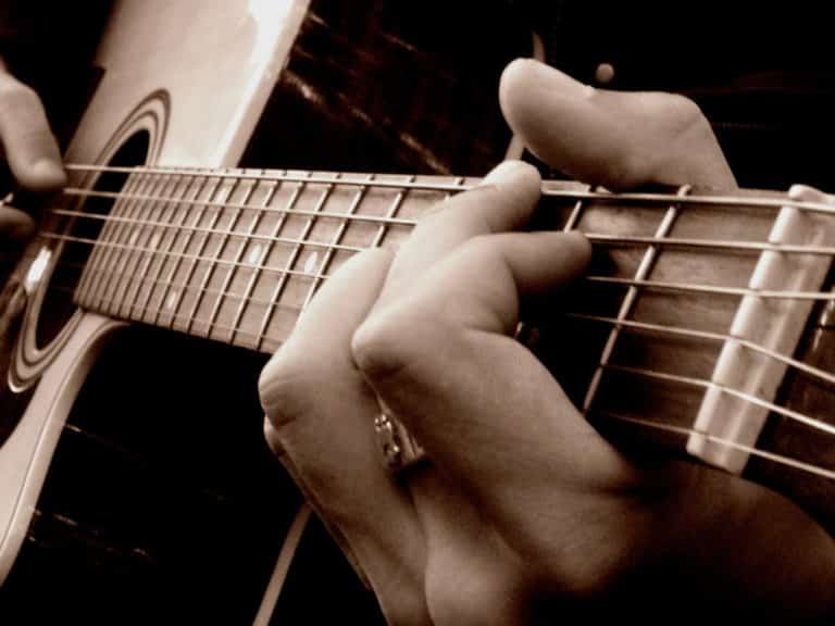 Comment apprendre à jouer de la guitare ?