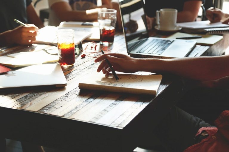 ETI et grands groupes : pourquoi privilégier l’externalisation de la gestion de la formation ?